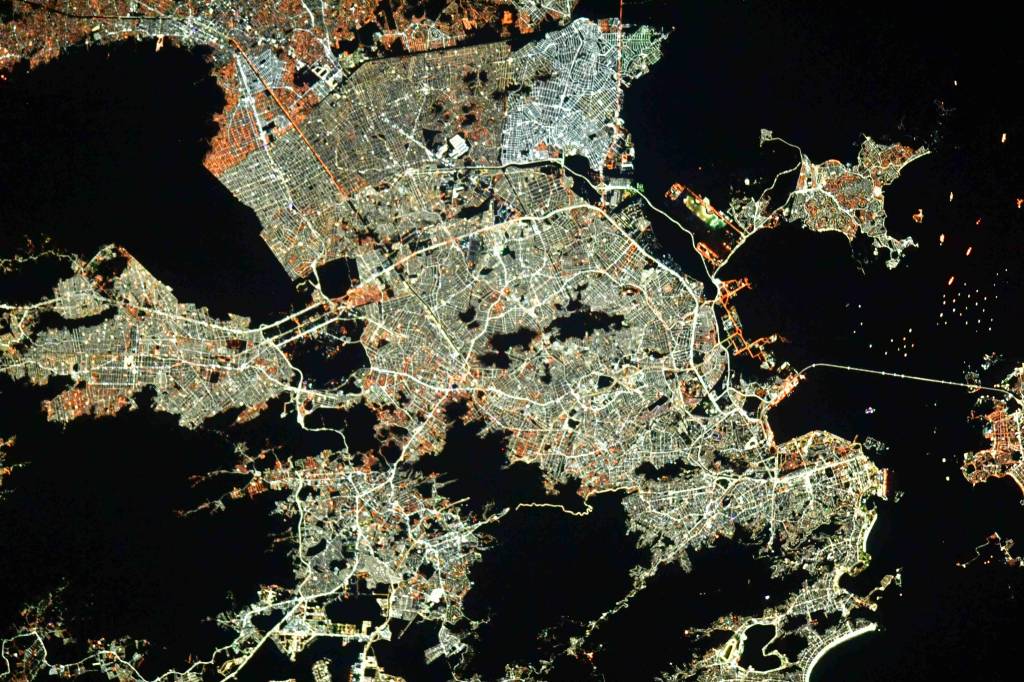 Direto do espaço: astronauta mostra foto do Rio visto de cima – e à noite