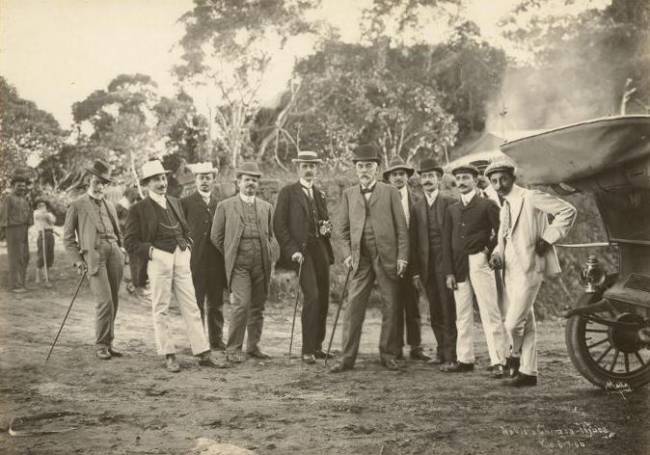 Floresta da Tijuca antiga Foto de Augusto Malta. Pereira Passos com grupo de pessoas em visita à Floresta da Tijuca, 8 de julho de 1906. Rio de Janeiro, RJ / Acervo Museu da República