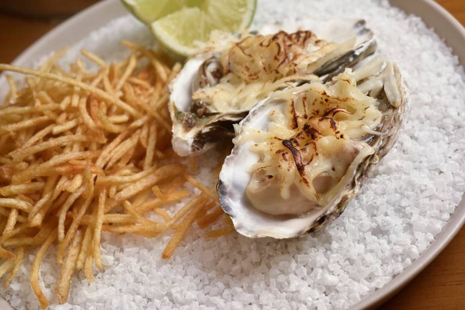 Otra: há ostras de todas as formas no bar, incluindo as gratinadas com queijo parmesão, versão invernal