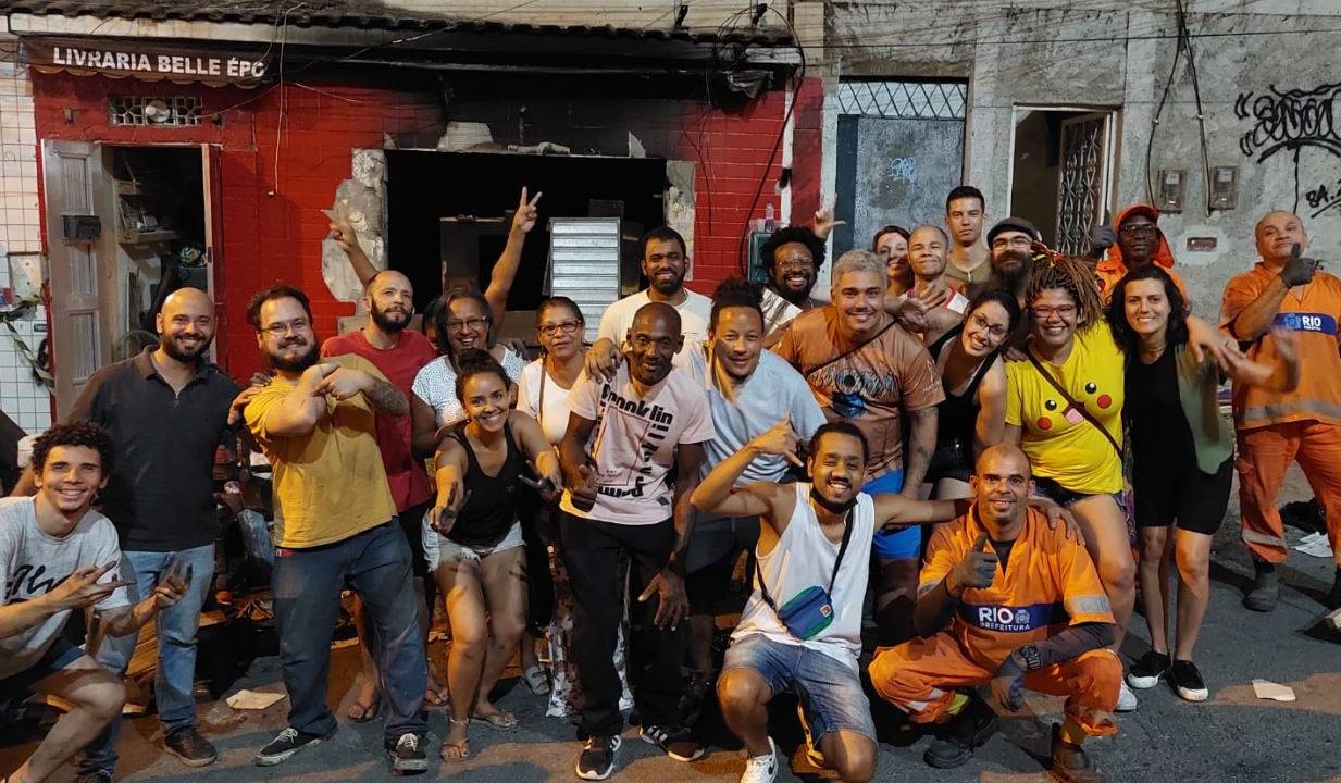 Foto na frente da Livraria Belle Époque que pegou fogo no Méier