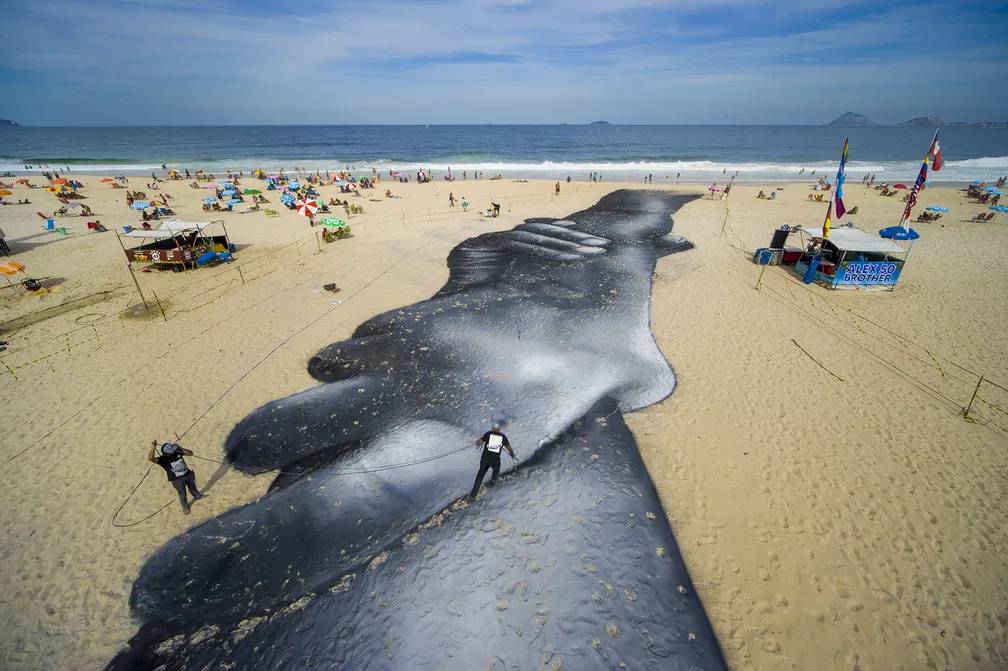 Dando as mãos: Saype trabalhou em Copacabana na semana passada.