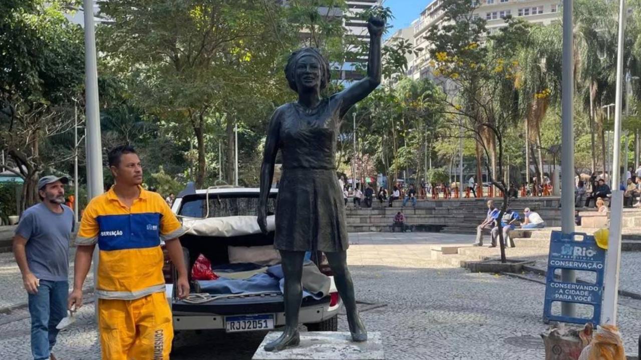 Foto mostra estátua da Marielle