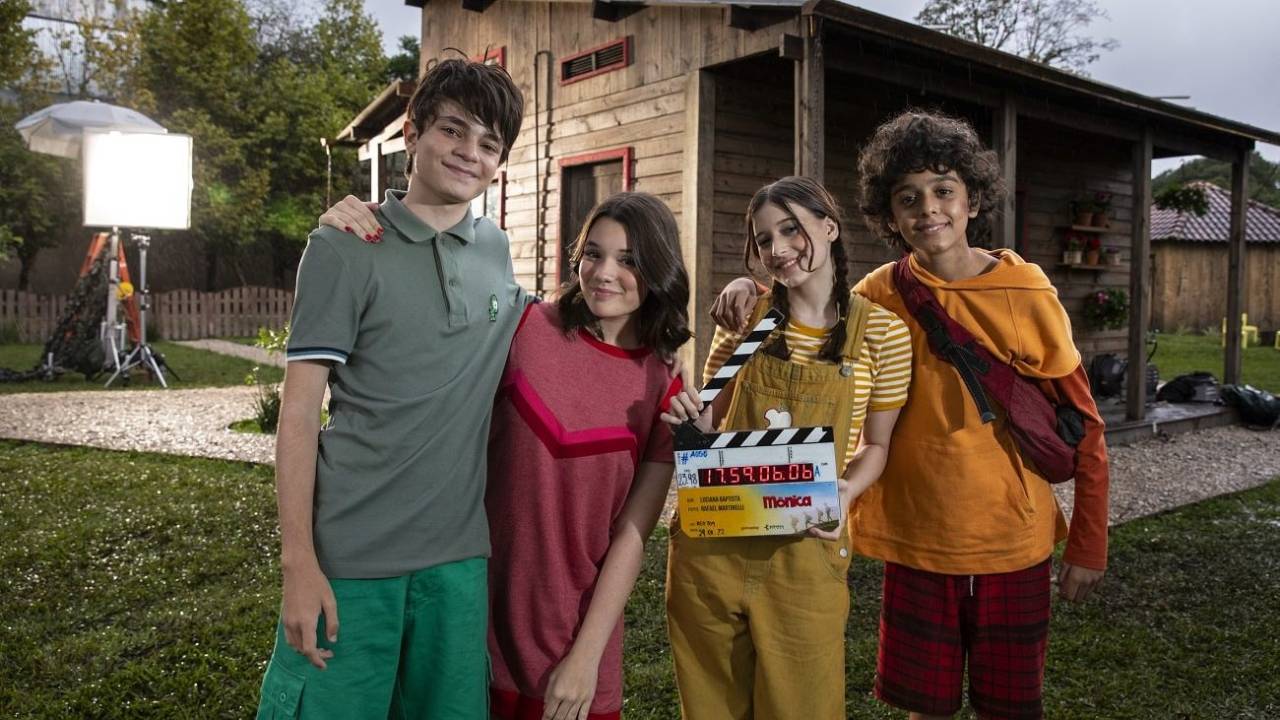 Atores caracterizados como Cebolinha, Mônica, Magali e Cascão, personagens principais da Turma da Mônica.