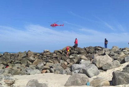 Foto mostra bombeiros em ação de resgate