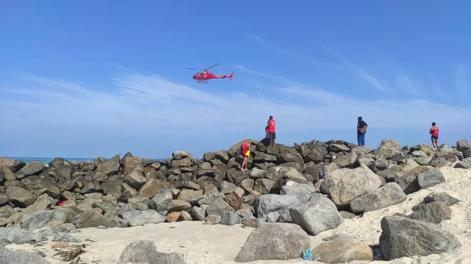 Foto mostra bombeiros em ação de resgate