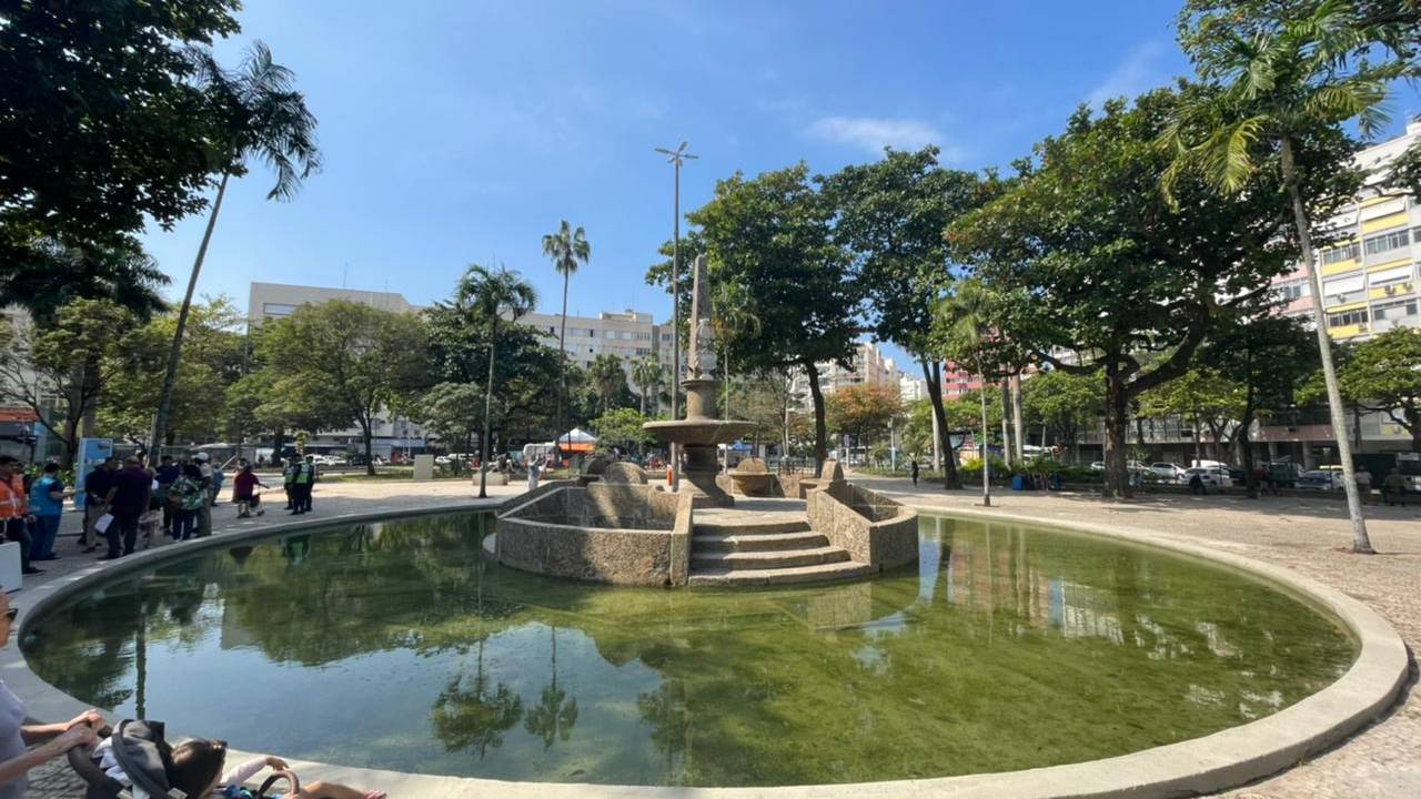 A Praça General Osório ganhou uma academia da terceira idade e teve os brinquedos recuperados - Prefeitura do Rio