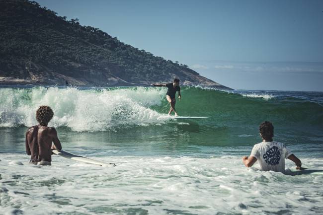 Paraíso do surfe, Praia da Macumba ganha espaços de refúgio à beira-mar