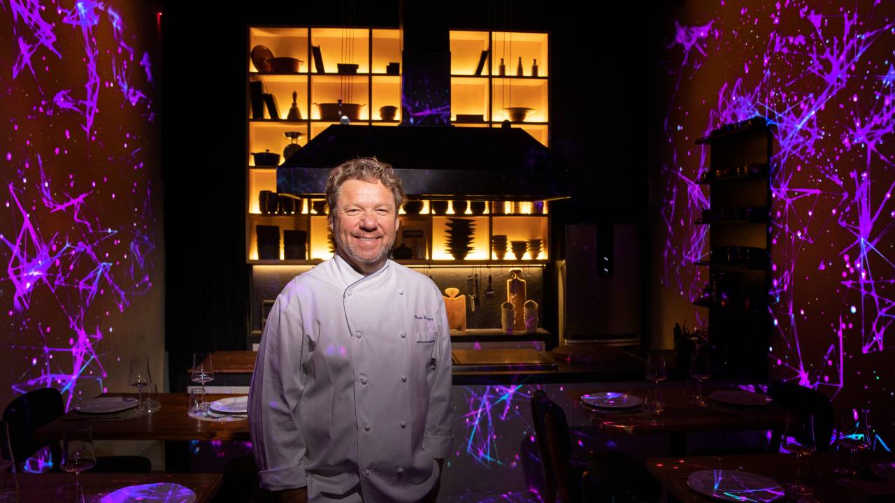 Claude Troisgros: o chef realiza um sonho na cozinha pensada para despertar os sentidos