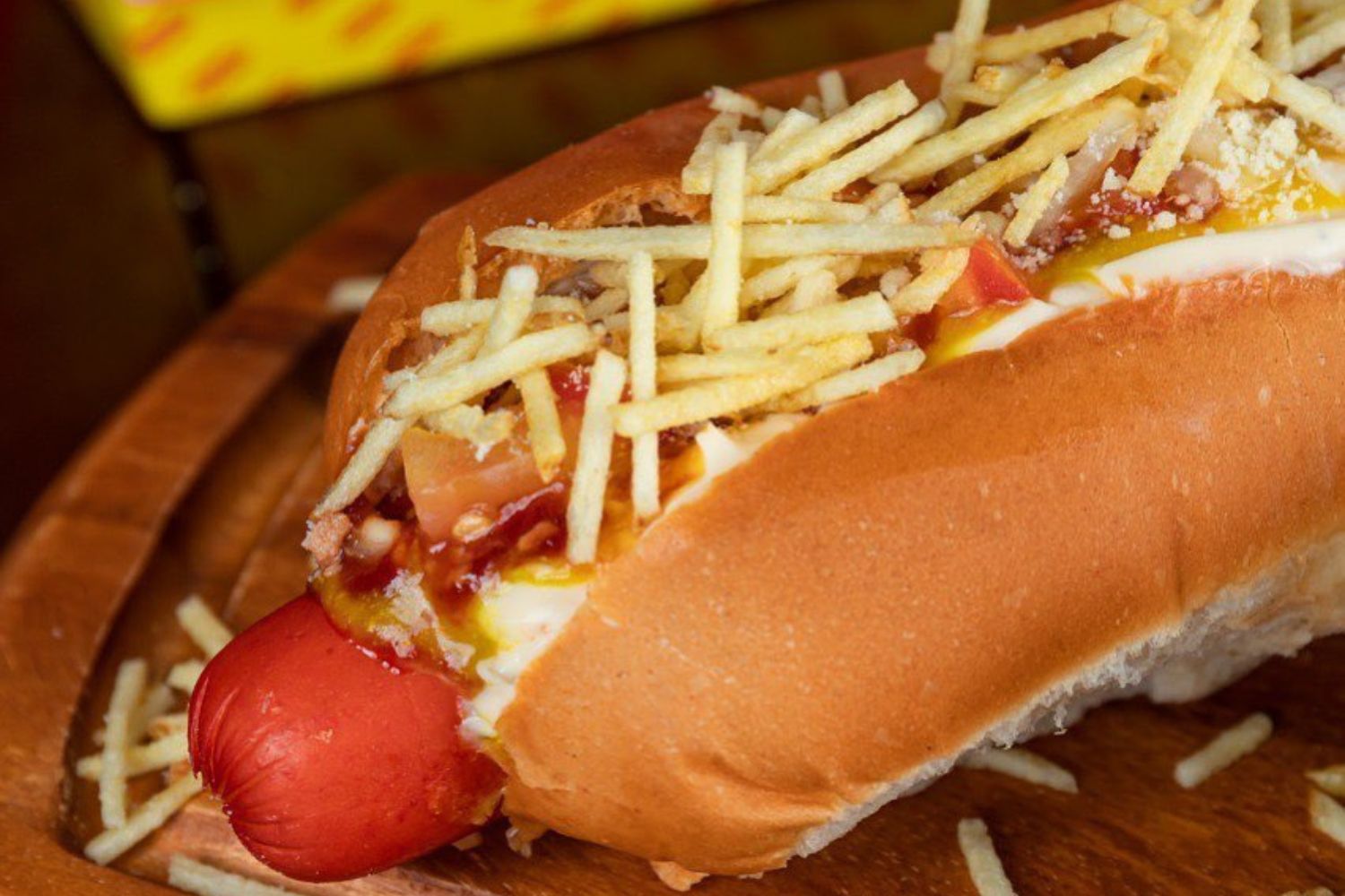 Cachorro-quente de graça? Loja celebra aniversário com entrega do sanduba