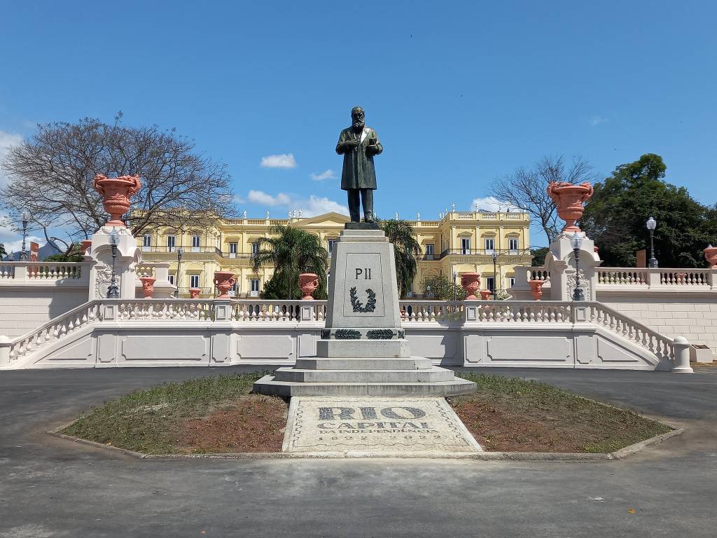 52339130139_1e89aa5332_k Foto mostra estátua em jardim em frente ao Museu Nacional