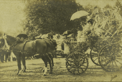 charretes e bicicletas decoradas para a Batalha de Flores no Campo de Santana, em 1903 -