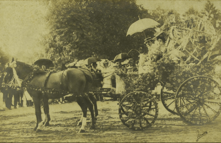 charretes e bicicletas decoradas para a Batalha de Flores no Campo de Santana, em 1903 -