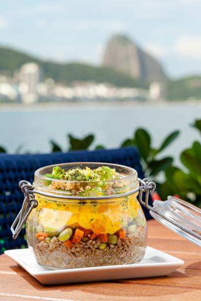 Tropik: primavera no pote com elementos como brócolis, edamame e manga Tropik: primavera no pote com elementos como brócolis, edamame e manga