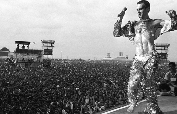 Ney Matogrosso se apresentando no palco da Cidade do Rock em 1985 -