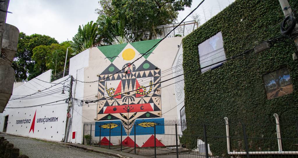 Artistas transformam Ladeira da Glória em galeria de arte a céu aberto