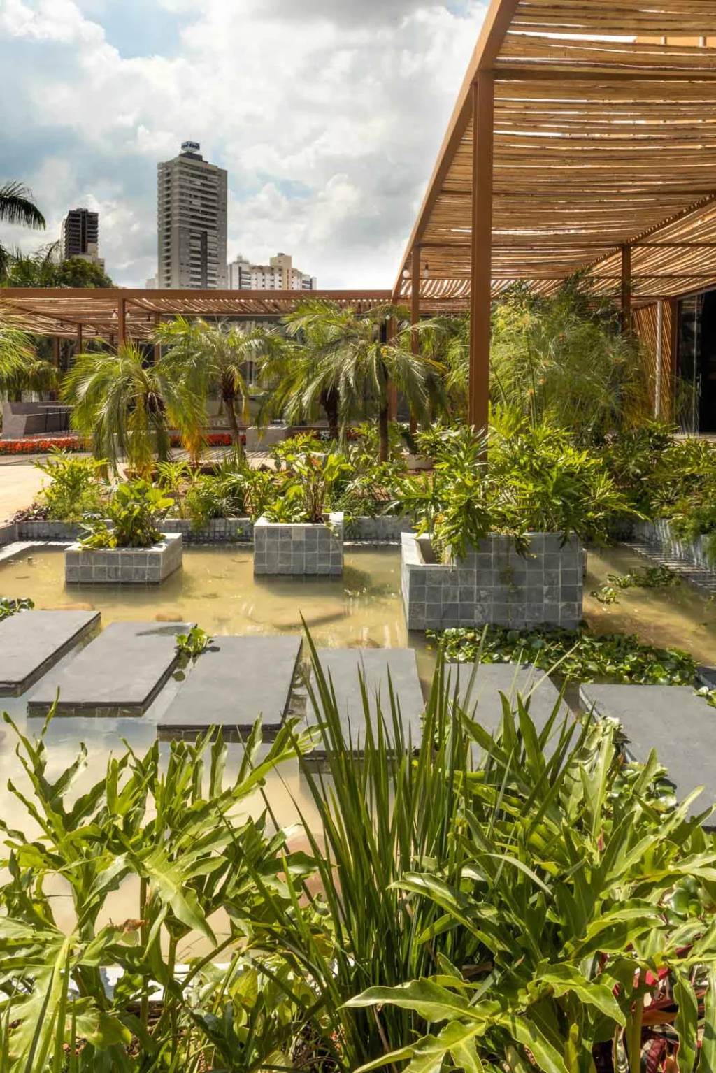 ShorayaCanêdo-TerraçoFlamboyant-EdgarCesar3 Praça Externa, por Shoraya Canêdo. CASACOR Goiás 2022.