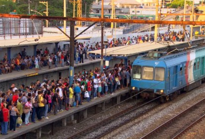 Trem chega a uma estaçao da supervia