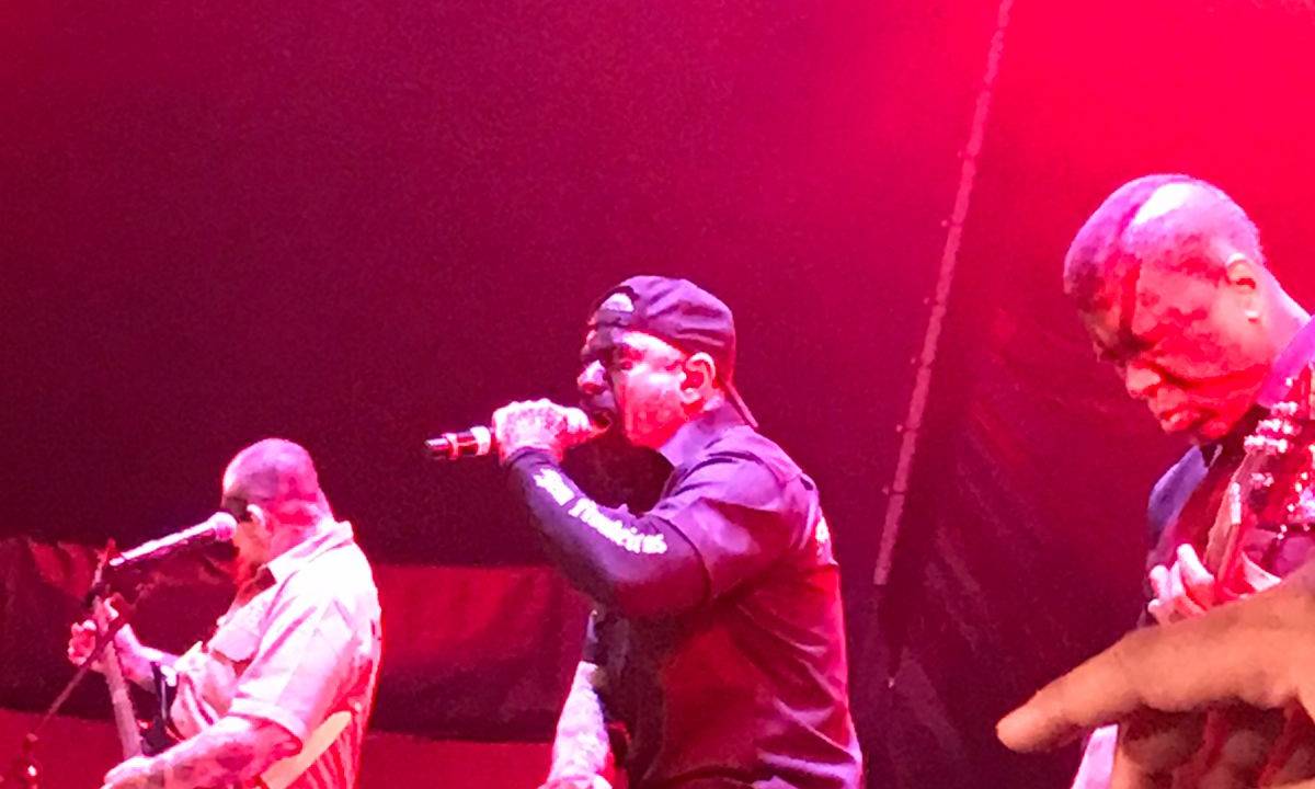 Fogaça, no meio: protesto no palco