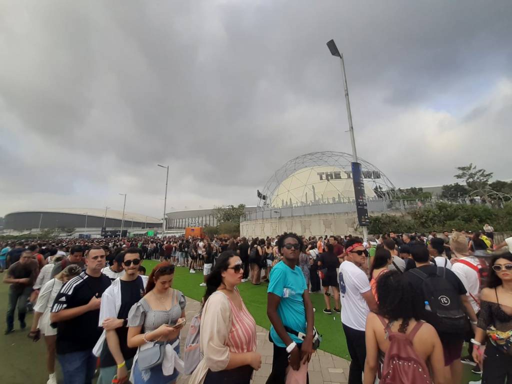 Copo de plástico? É, mais de 200 pessoas disputam o brinde no Rock in Rio