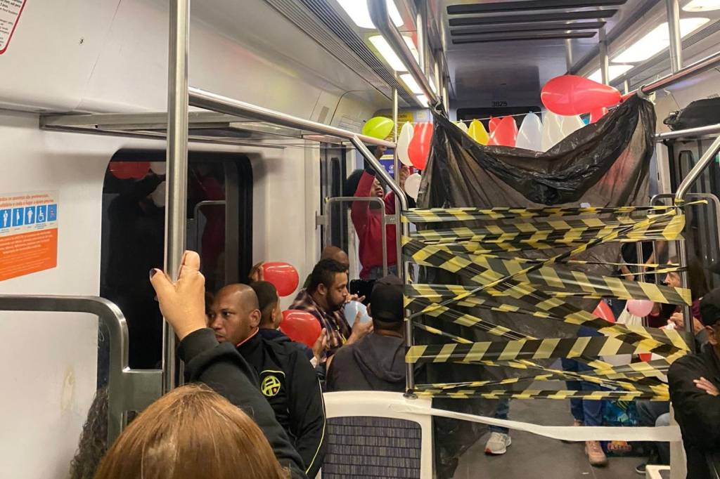 Passageiros decoram vagão de trem para aniversário e viralizam nas redes