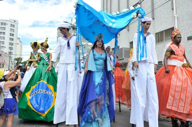 Fantasias do abre-alas para homenagear João Cândido, o Almirante Negro.