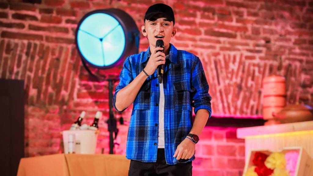 Após puxar grito contra Bolsonaro no Rock in Rio, cantor pede desculpas