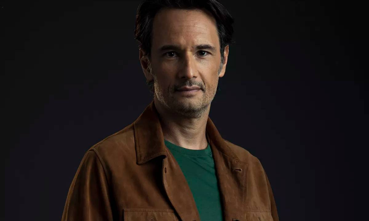 Rodrigo Santoro de blusa verde e jaqueta marrom