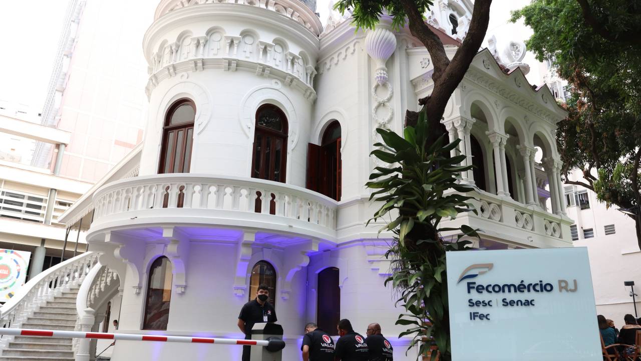 Foto mostra a parte externa da Mansão Figner, no Flamengo