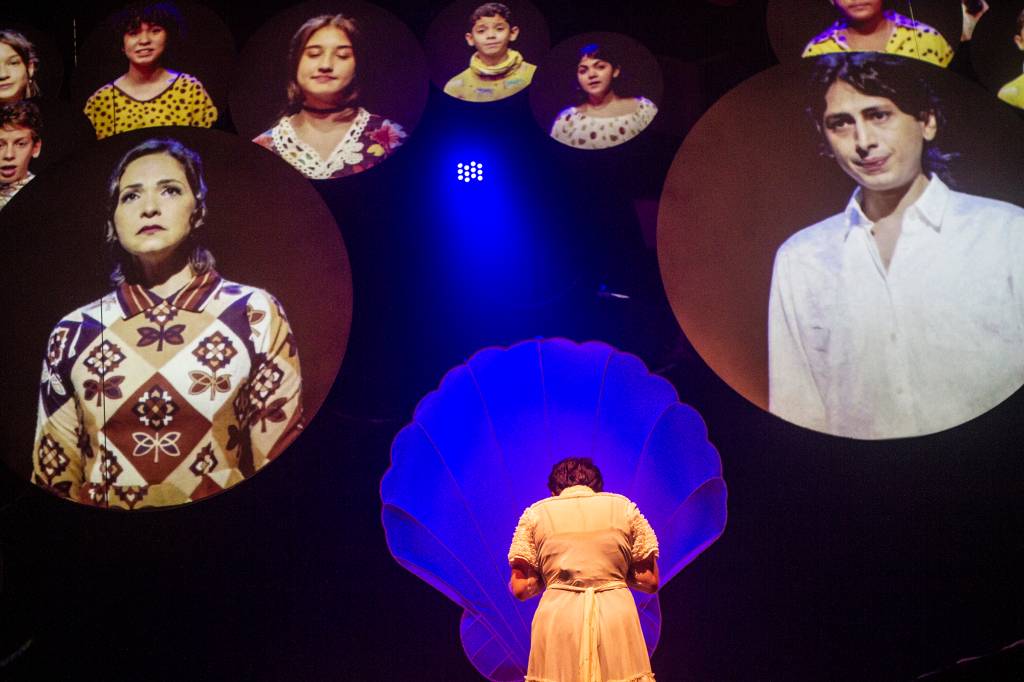 Estréia Peça Bem no Meio de Karen Acioly_por DuHarte Fotografia_52 Foto mostra cena de ópera-instalação