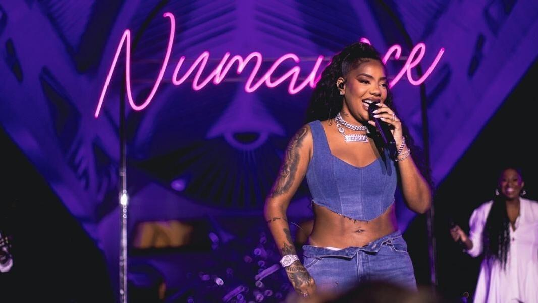 Foto mostra cantora Ludmilla no show Numanice