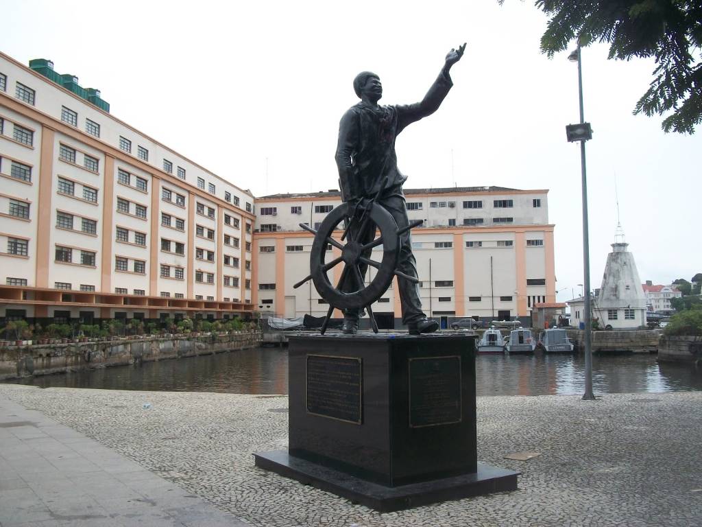 Reparação histórica: estátua do Almirante Negro vai mudar de lugar