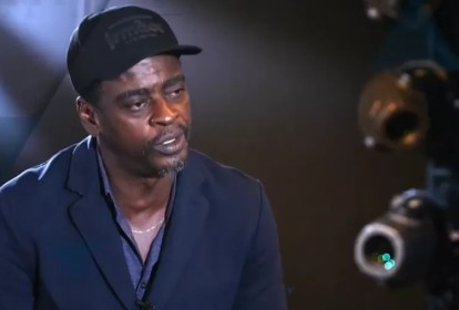 Foto mostra Seu Jorge em entrevista