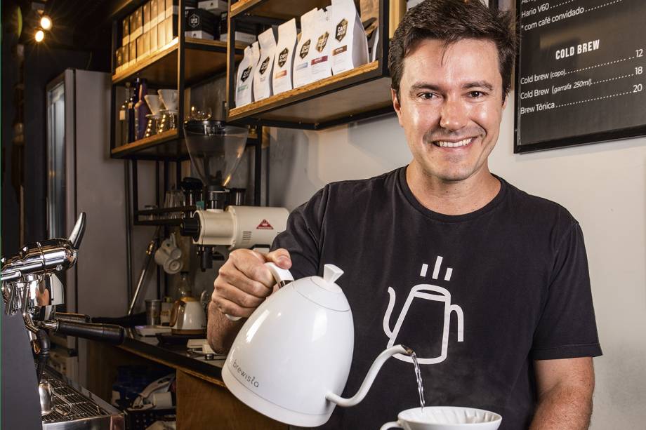 Leonardo Gonçalves: era uma vez um barista apaixonado que, não satisfeito em descobrir as melhores lavouras para selecionar os grãos e fazer as próprias torras, resolveu comprar um sítio no alto da Serra do Caparaó, no Espírito Santo, e passou a produzir a própria matéria-prima.