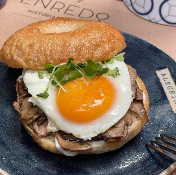 Bagel do Enredo: com recheio de cream cheese temperado, ovo e cogumelos shiitake e paris salteados na manteiga