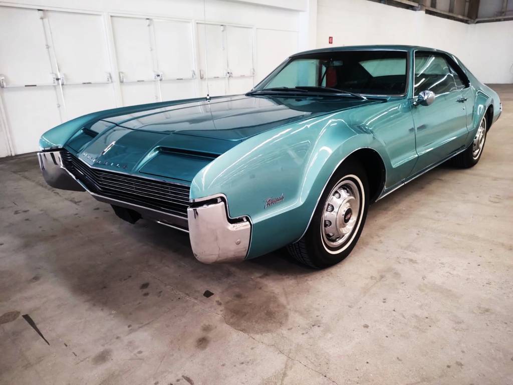 Classic Cars_oldsmobile toronado_foto divulgação (1) Foto mostra carro antigo na cor azul