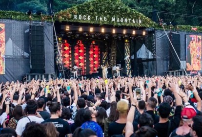 Foto mostra pessoas curtindo show no festival Rock the Mountain