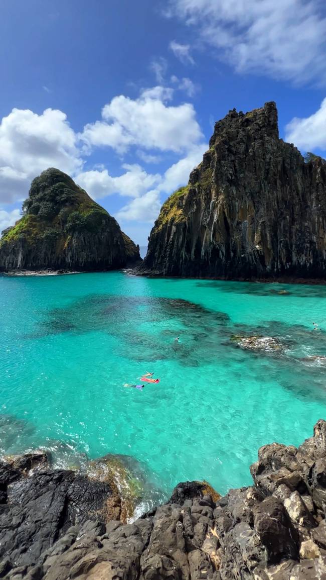 dois irmais Mar azul e vista dos Dois Irmãos, cartão-postal da Praia ca Cacimba