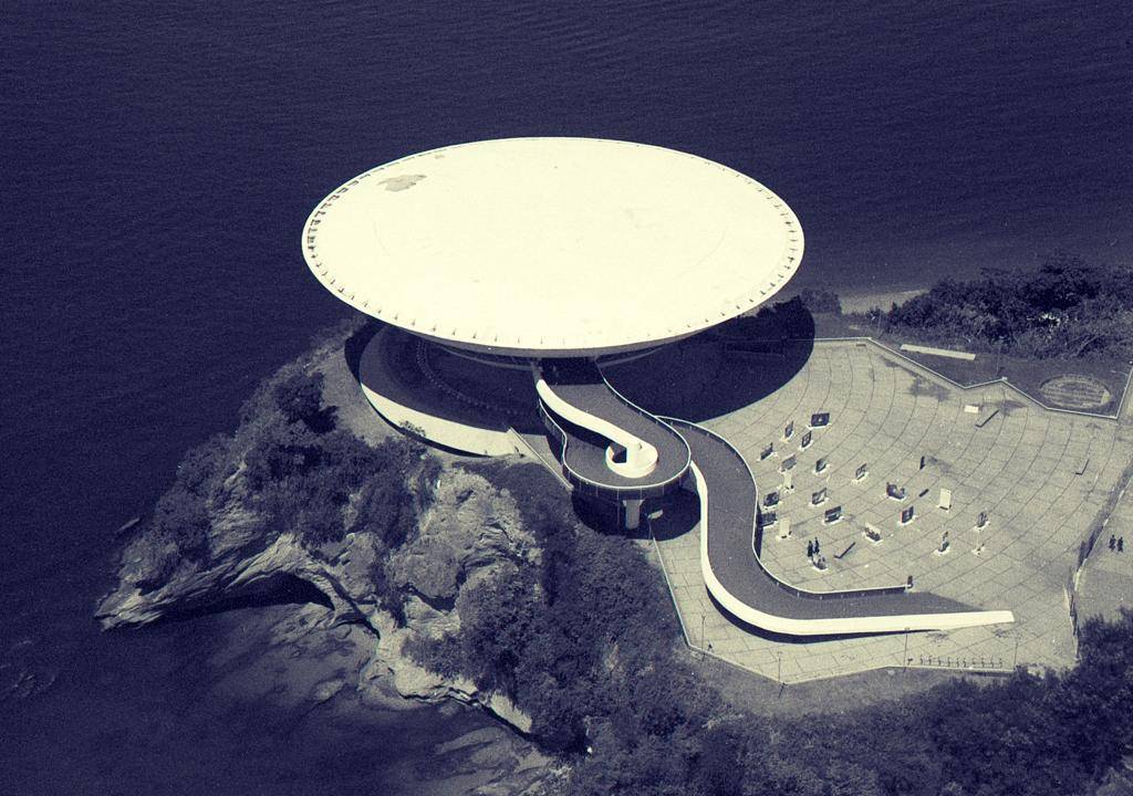 O MAC de Niterói, em fotografia que integra a exposição Terra Fraturada -