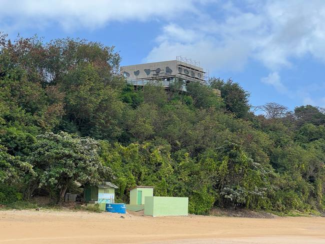 noronha roteiro 7 dias 17 O bar que está sendo construído na encosta na praia do Boldró: uma agressão à paisagem natural