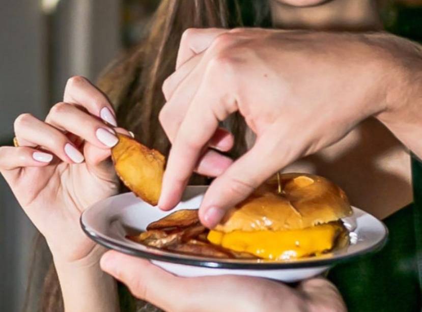 Smash burguer: opção para comer no Bosque Bar