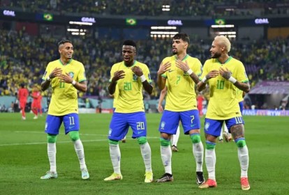 Foto mostra os jogadores da seleção brasileira Raphinha, Vini Jr., Paquetá e Neymar fazendo dancinha em campo