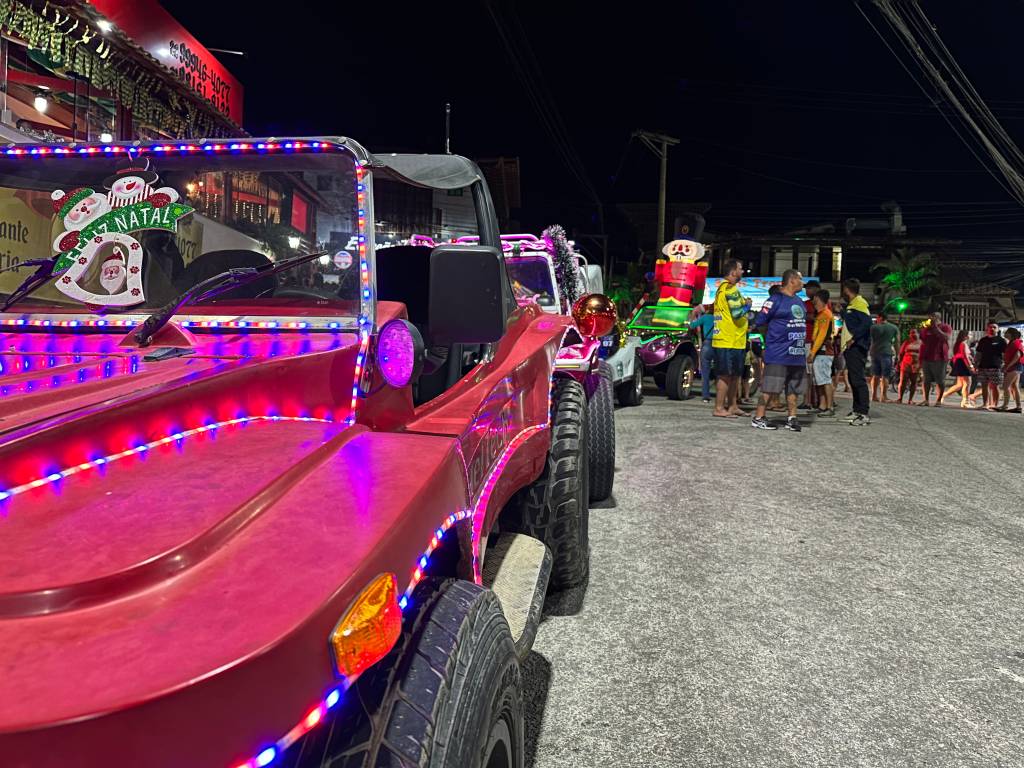 FOTO ARRAIAL 2 Foto mostra carrinho rosa com luzes de Natal decorativas