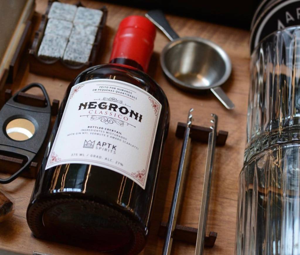 É pra beber ou levar? Marca de drinques engarrafados ganha loja no Leblon