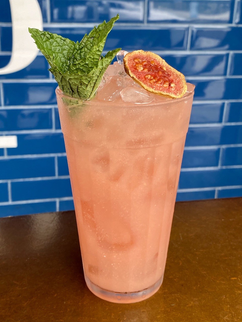 Porco Amigo: vodka, licor de laranja, goiaba e gengibre