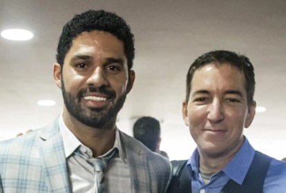 Foto mostra Glenn Greenwald e David Miranda