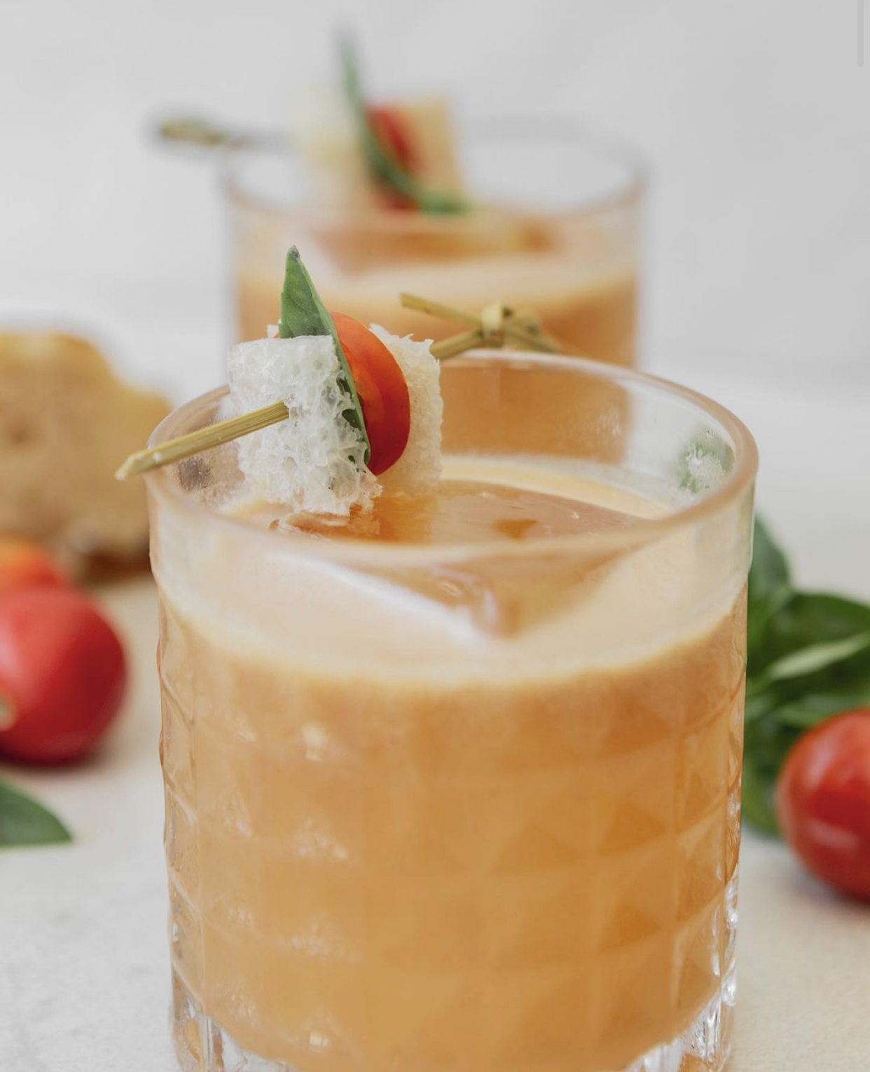 Nosso: a salada italiana de p&atilde;o e tomates virou drinque refrescante