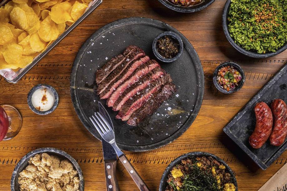 dB House: fraldinha para duas pessoas tem guarnições como o arroz maluco dB House: fraldinha para duas pessoas tem guarnições como o arroz maluco