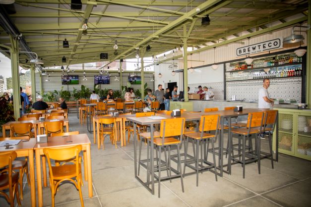 terraço 3 Brewteco: as mesas ficam em área coberta à frente do balcão