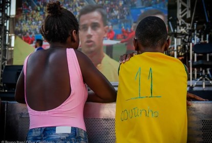 Presente: após ver a foto, Philippe Coutinho mandou camisa para o menino da favela