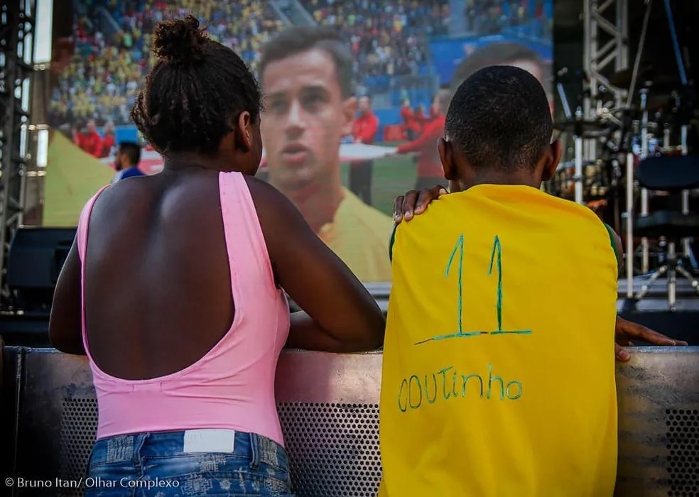 Fotógrafo registra a torcida pelo Brasil e a Copa do Mundo nas favelas